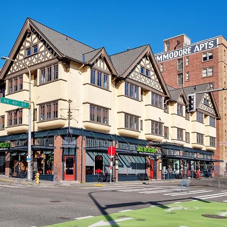 College Inn Hotel Сиатъл Екстериор снимка