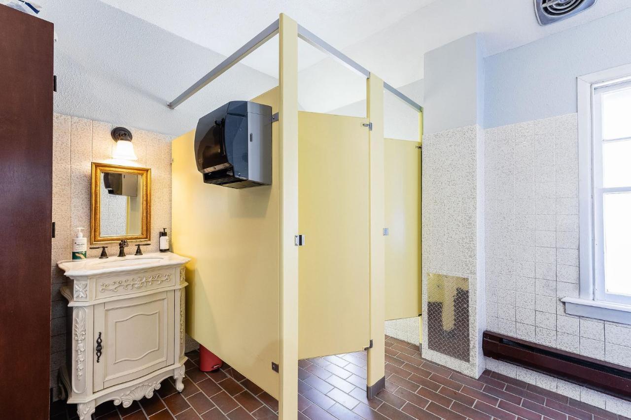 College Inn Hotel Сиатъл Екстериор снимка