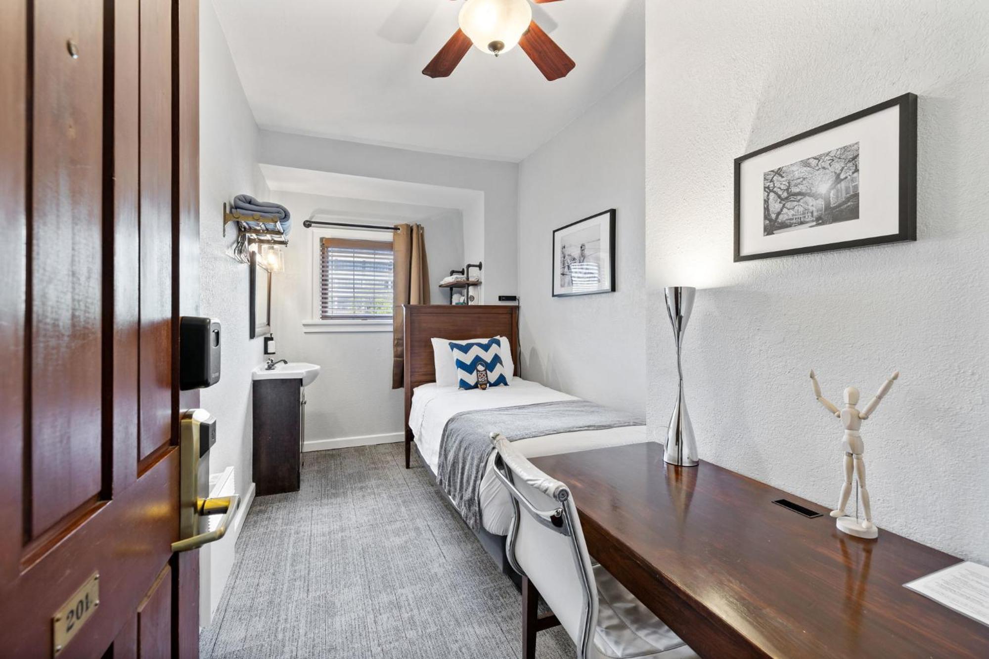College Inn Hotel Сиатъл Екстериор снимка