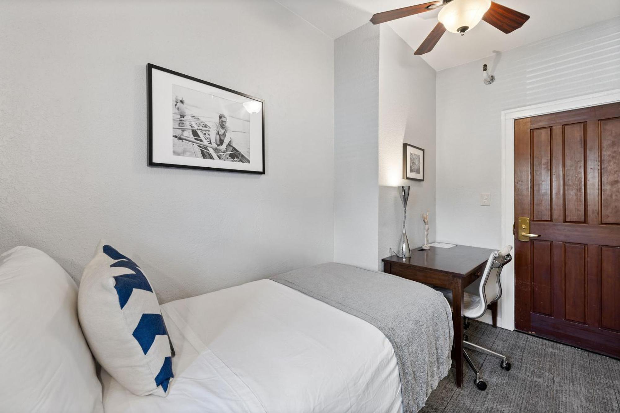 College Inn Hotel Сиатъл Екстериор снимка
