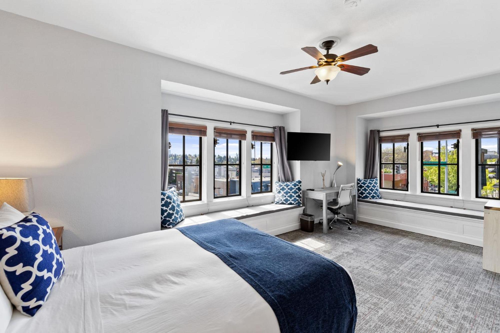 College Inn Hotel Сиатъл Екстериор снимка