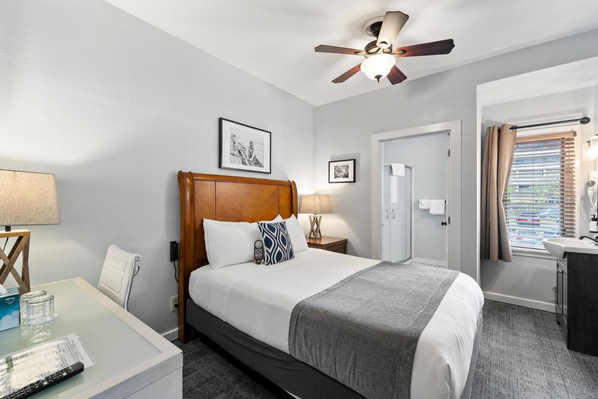 College Inn Hotel Сиатъл Екстериор снимка