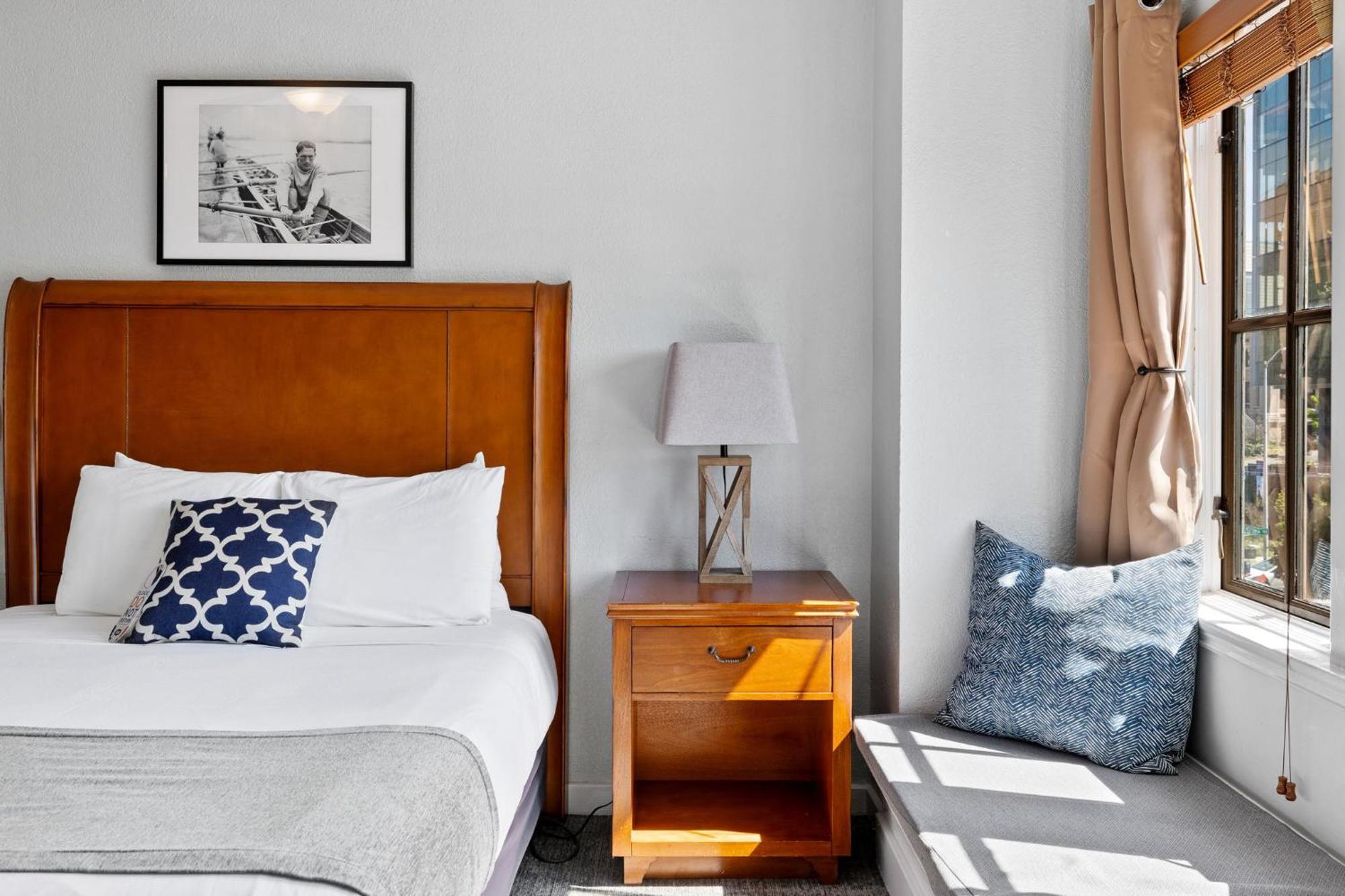 College Inn Hotel Сиатъл Екстериор снимка