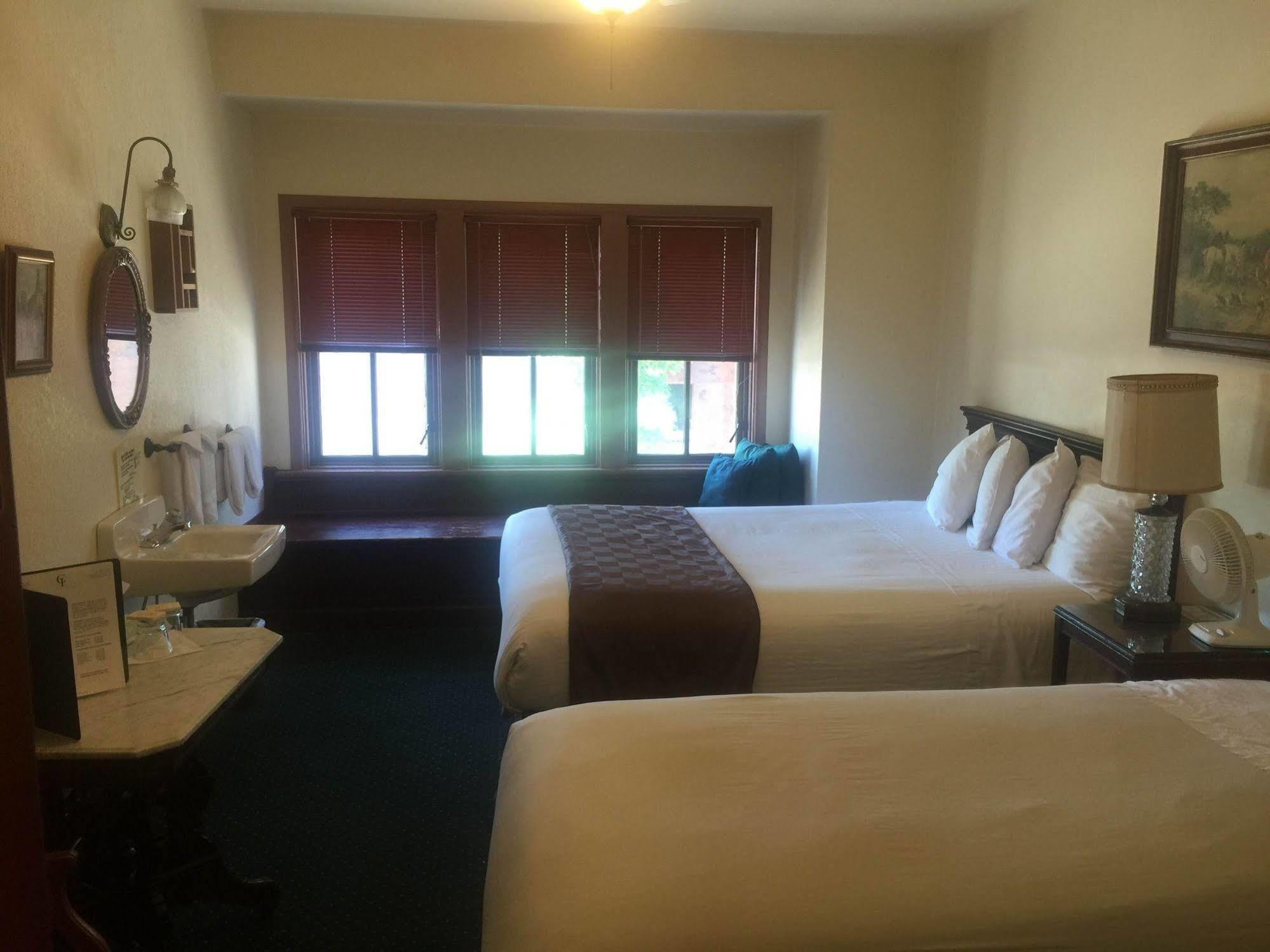 College Inn Hotel Сиатъл Екстериор снимка