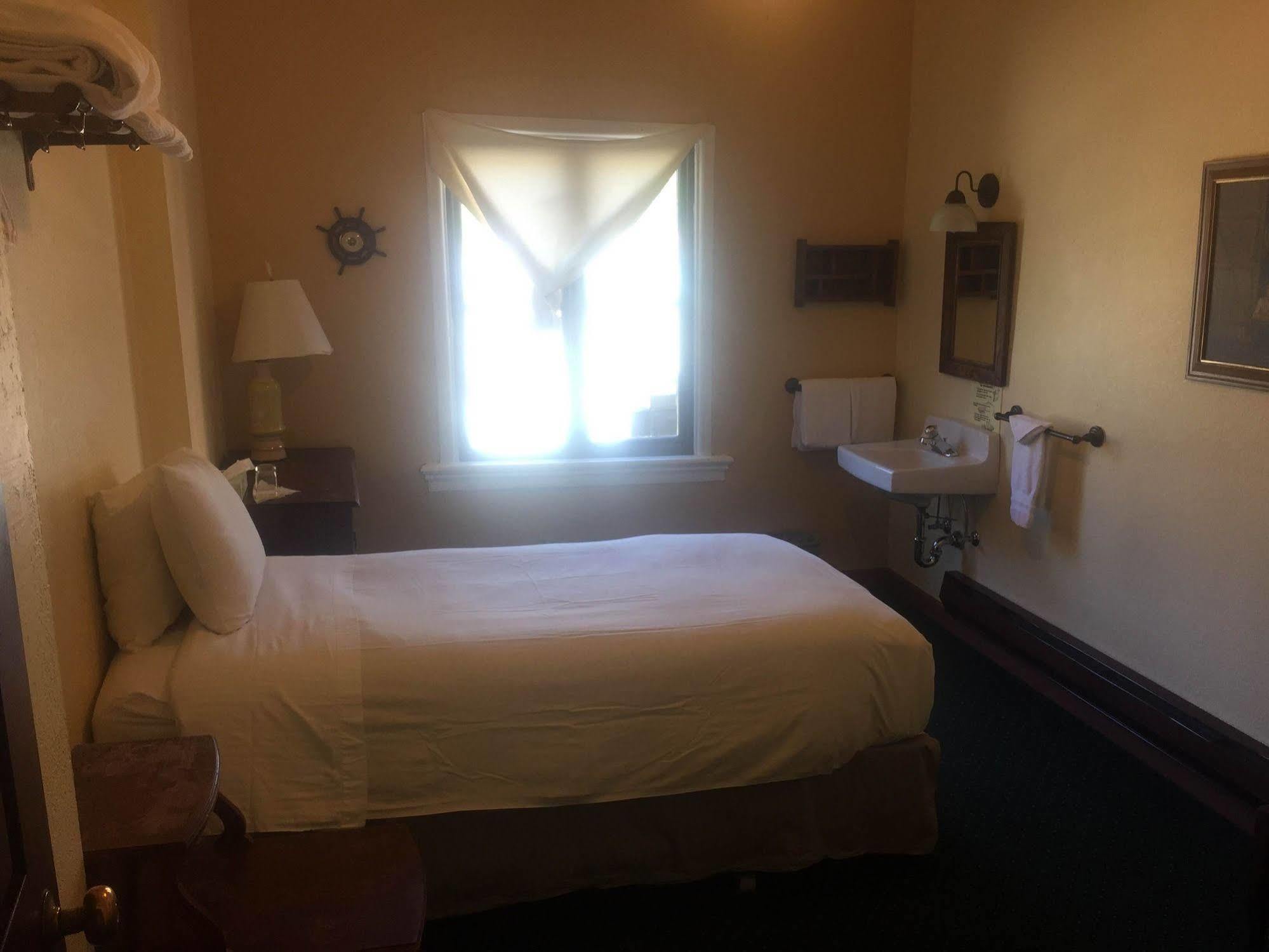 College Inn Hotel Сиатъл Екстериор снимка