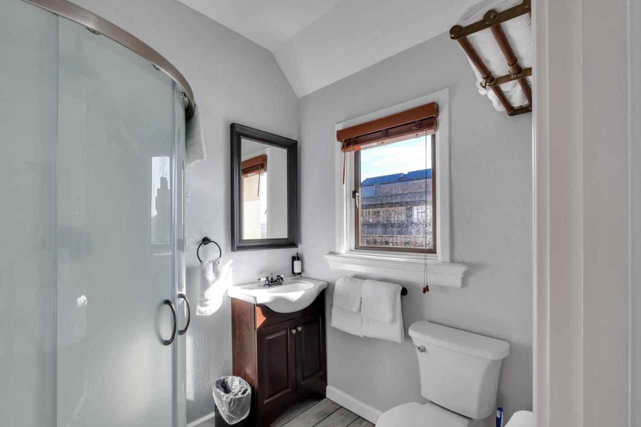 College Inn Hotel Сиатъл Екстериор снимка