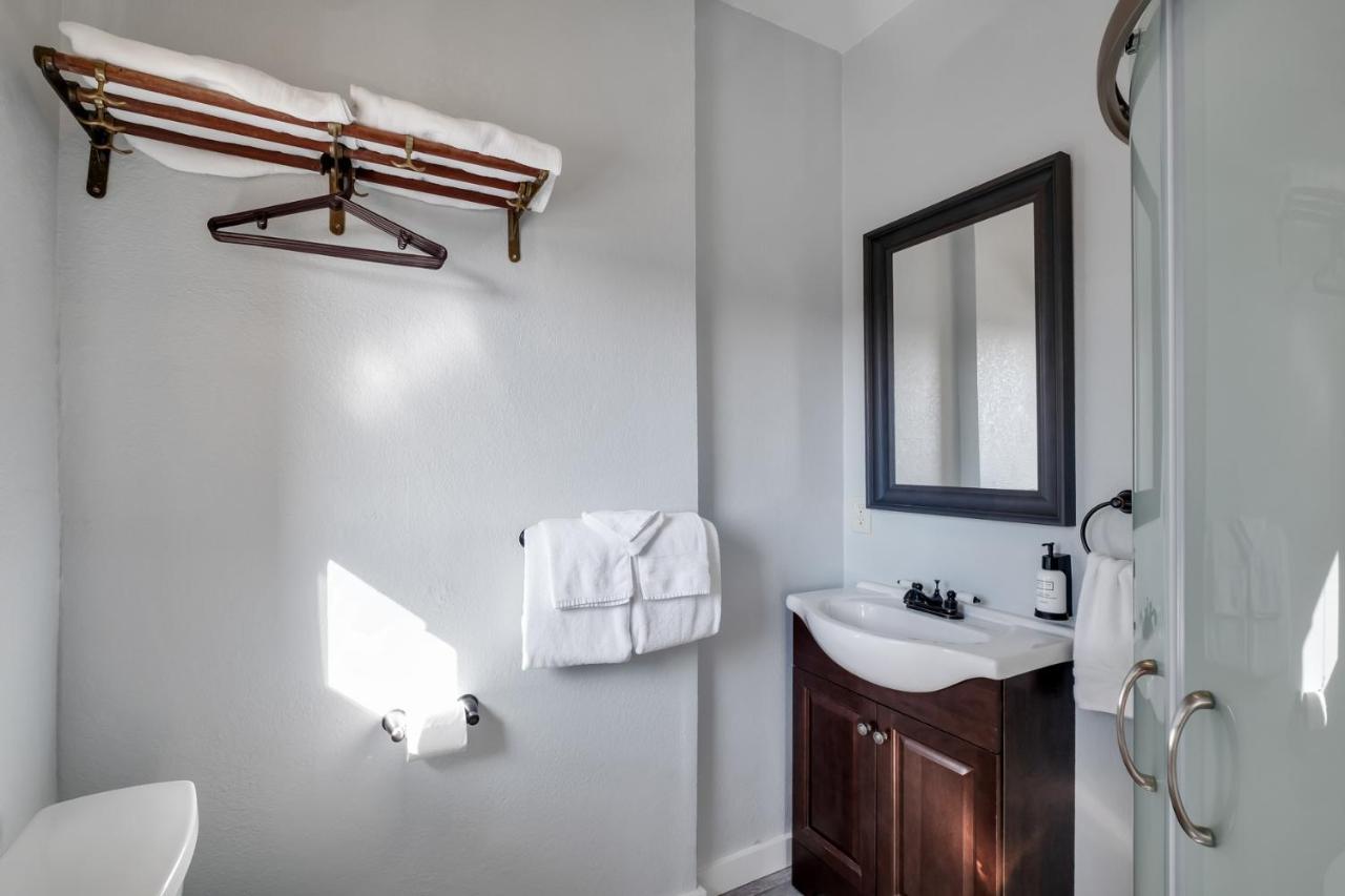 College Inn Hotel Сиатъл Екстериор снимка